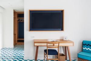 Телевизор и/или развлекательный центр в Grand Hotel Flora