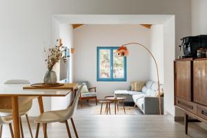 ein Wohnzimmer mit Tisch und Couch in der Unterkunft La Villa Bleue Secluded Hvar Beach House in Zastražišće