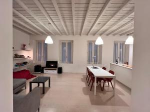 a living room with a table and a couch at Casa Pina - Milan - Malpensa - Rho Fiera in Magenta