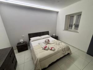 sypialnia z łóżkiem z dwoma czerwonymi butami w obiekcie B&B Aria di Sole w mieście Neapol