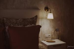 a bedroom with a bed with a lamp and a night stand at Sweet Aroma, vistas únicas y tranquilidad in Breña Baja