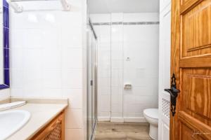a bathroom with a toilet and a sink and a shower at Sweet Aroma, vistas únicas y tranquilidad in Breña Baja