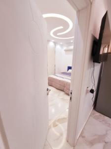 Habitación blanca con cama y techo en New Studios for Students near MSA University, en Seis de Octubre