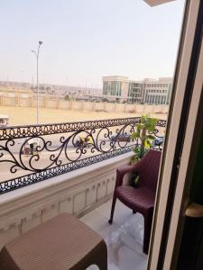 balcón con 2 sillas y vistas a un edificio en New Studios for Students near MSA University, en Seis de Octubre