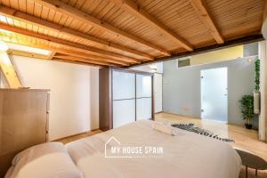 A bed or beds in a room at MyHouseSpain - Nuevo loft en Malasaña