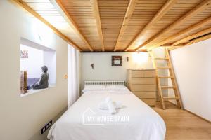 Łóżko lub łóżka w pokoju w obiekcie MyHouseSpain - Nuevo loft en Malasaña