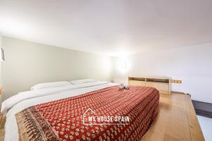 Łóżko lub łóżka w pokoju w obiekcie MyHouseSpain - Nuevo loft en Malasaña