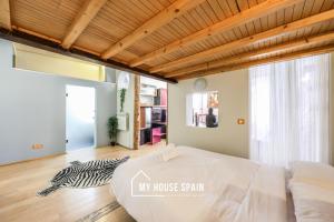 Łóżko lub łóżka w pokoju w obiekcie MyHouseSpain - Nuevo loft en Malasaña