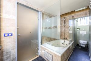 A bathroom at MyHouseSpain - Nuevo loft en Malasaña