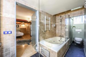 duża łazienka z wanną i prysznicem w obiekcie MyHouseSpain - Nuevo loft en Malasaña w Madrycie