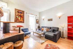 salon z kanapą i stołem w obiekcie MyHouseSpain - Nuevo loft en Malasaña w Madrycie