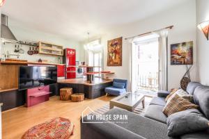 A kitchen or kitchenette at MyHouseSpain - Nuevo loft en Malasaña Még 15 kép