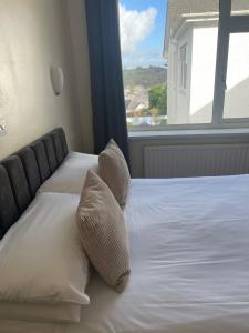 Postel nebo postele na pokoji v ubytování Merlewood Hotel