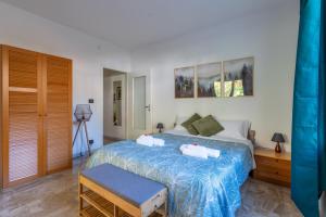 a bedroom with a bed with two towels on it at Simone Case Vacanze - Casa Utopia in Molini di Triora