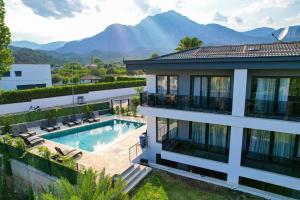 凯麦尔Erisch Apart的享有带游泳池和山脉的房屋的空中景致