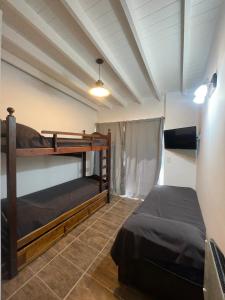 a bedroom with two bunk beds in a room at Les Passants - Comoda casa de dos plantas en Mar Azul in Mar Azul
