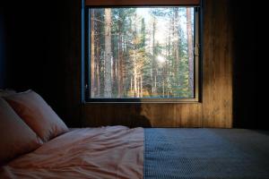 Postel nebo postele na pokoji v ubytování Coastal Forest Cabin in Sweden