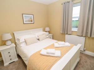 Un dormitorio con una cama con dos toallas encima. en Breamish, en Alnwick