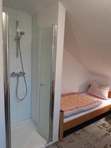 Postel nebo postele na pokoji v ubytování Hotel Hildesheimer Hof