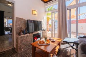 Μια τηλεόραση ή/και κέντρο ψυχαγωγίας στο Casa Las Palmeras
