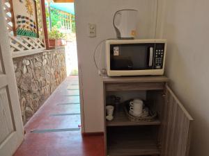 TV a/nebo společenská místnost v ubytování Hostal Los Almendros