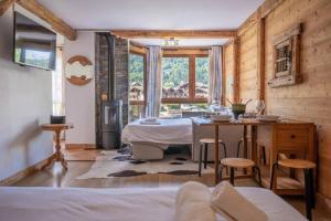 里雾诗Prarion - Modern apartment 4 pax Next to Ski lift - By Cozee Rentals的一间卧室，里面有一张床、一张桌子和一扇窗户 更多18张照片