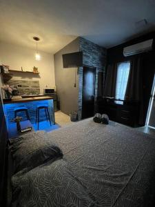 a bedroom with a large bed and a kitchen at Departamento PLAYA GRIS in Ciudad del Carmen