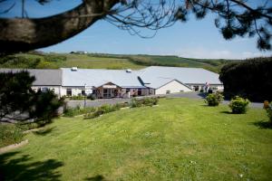 uma vista para uma casa com relvado em Widemouth Bay Caravan Park em Bude