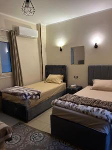 Postel nebo postele na pokoji v ubytování Pyramids Road Guest House cozy rooms and rooftop breakfast with the pyramids view