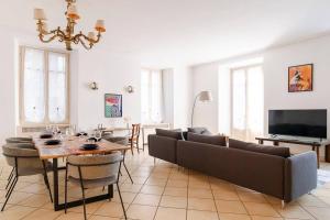 Televisyen dan/atau pusat hiburan di Luxury Apartment on the center of Como