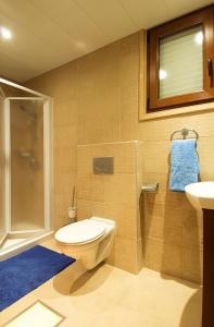 y baño con aseo, ducha y lavamanos. en Ithaki Phinikoudes Apartment 307, en Lárnaca