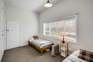 Ένα ή περισσότερα κρεβάτια σε δωμάτιο στο Views on Colenso - Napier Holiday Home +18 φωτογραφίες