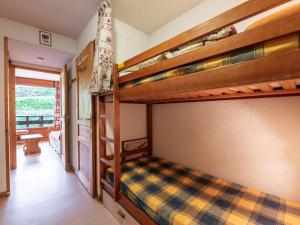 1 dormitorio con literas en una casa en Les Eterlous - 8 - Appt Montagne 4-6 pers, en Morillon