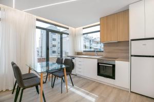 Kuchyň nebo kuchyňský kout v ubytování Porto Pireo by SuperHost365 Leosthenous