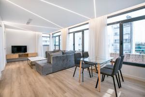 TV a/nebo společenská místnost v ubytování Porto Pireo by SuperHost365 Leosthenous