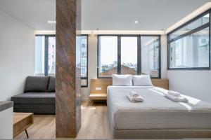 Postel nebo postele na pokoji v ubytování Porto Pireo by SuperHost365 Leosthenous