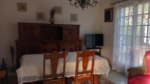 TV a/nebo společenská místnost v ubytování La maison des amoureux de ballades dans le Jura + 4 fotografie