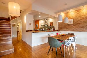 Una cocina y un comedor con mesa y sillas. en Sleep & Stay- Luxury top floor apt with terrace, en Girona