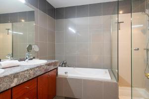 Un baño con bañera, lavabo y ducha. en Sleep & Stay- Luxury top floor apt with terrace, en Girona 60 fotos más