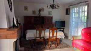 TV a/nebo společenská místnost v ubytování La maison des amoureux de ballades dans le Jura