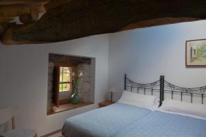 a bedroom with a bed and a window at 4 bedrooms house, 4km from San Vicente beach in La Cotera