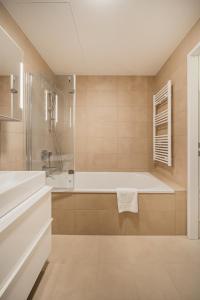 Ένα μπάνιο στο Stylish Apartment with Balcony and Pool