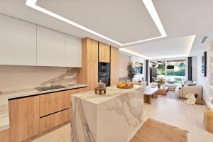 Η κουζίνα ή μικρή κουζίνα στο Los Pinos de Aloha Golf