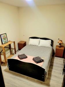Un dormitorio con una cama con dos toallas encima. en District 24, en Tiflis