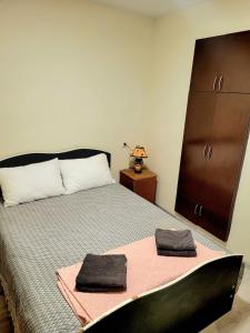 Un dormitorio con una cama con dos toallas encima. en District 24, en Tiflis 9 fotos más