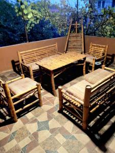 Un grupo de sillas y mesas en un patio. en District 24, en Tiflis