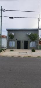 un edificio con dos árboles delante de él en Loft Independencia, en San Pedro