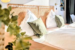 a bedroom with two beds with white pillows at Uhlpartment - im Herzen von Munster in Munster im Heidekreis