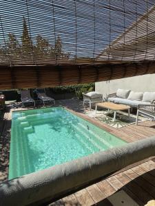 een groot zwembad met een tafel en een bank bij Agapi Mou in Les Baux-de-Provence +22 foto's