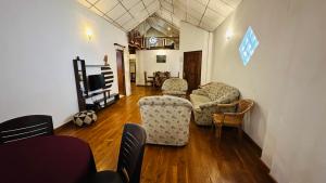TV a/nebo společenská místnost v ubytování Nuwara Eliya Holiday Home